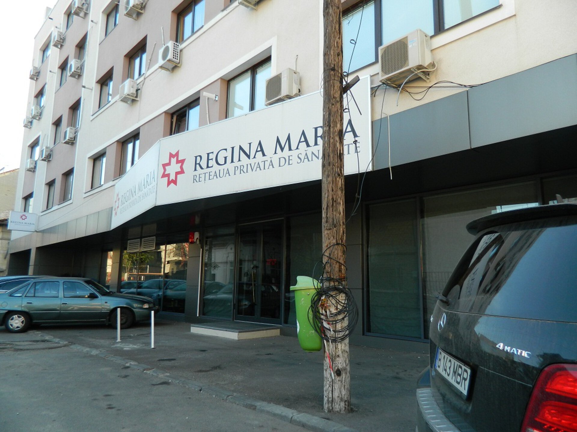 Entrance to the Regina Maria Hatmanul Arbore medical center with direct street access, the canopy bearing the Regina Maria logo and patient parking, PPAE fit-out project