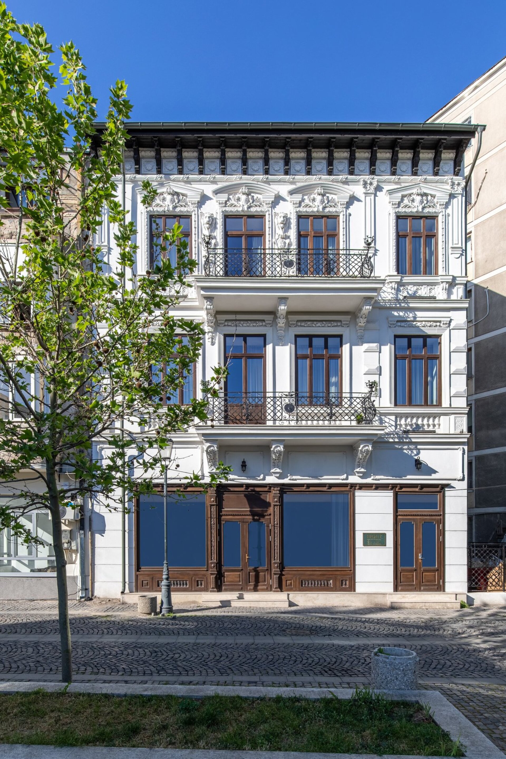 Mihai Neculari si Adrian/Holt - Hotel - Restaurare, recompartimentare, mansardare cladire istorica
