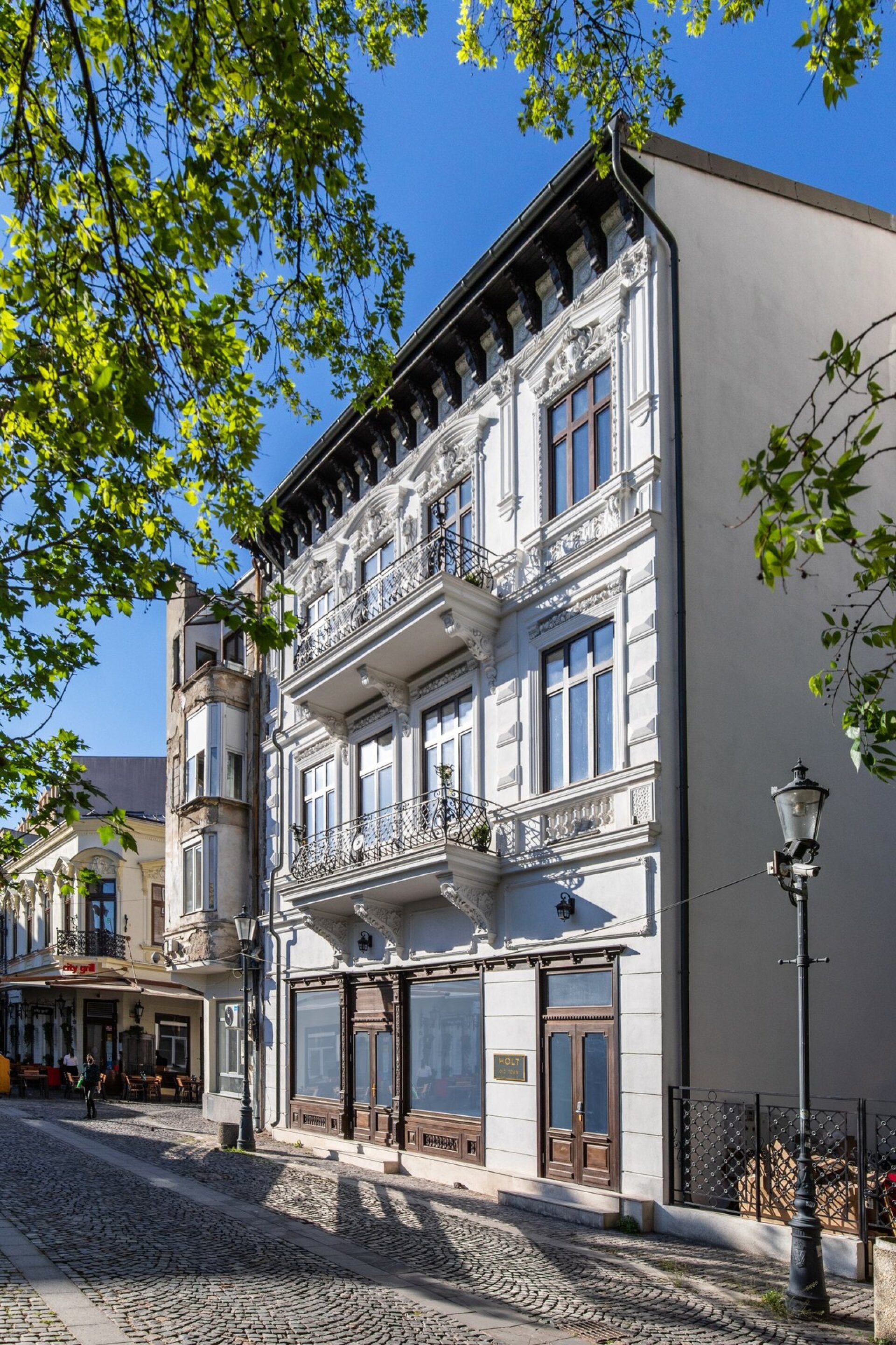 Mihai Neculari si Adrian/Holt - Hotel - Restaurare, recompartimentare, mansardare cladire istorica