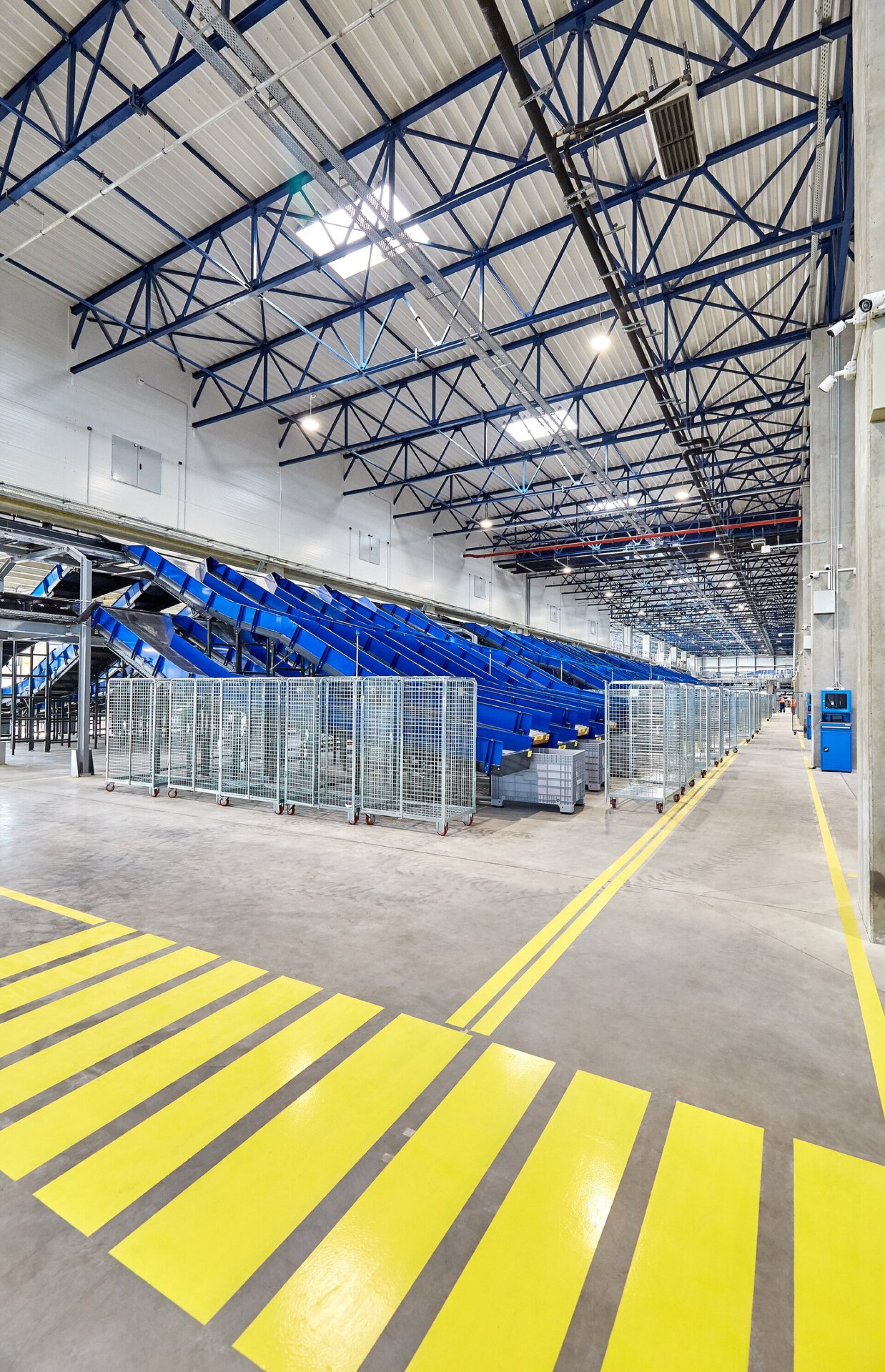 Interior of the multi-level sorting hall at FAN Courier Stefanesti with a steel truss structure, the 2018 C5 extension, PPAE project