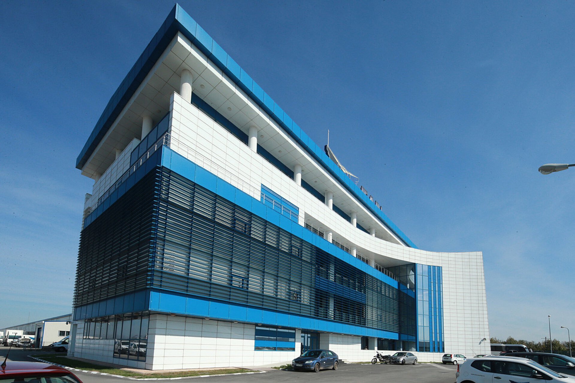 G+4F administrative headquarters of FAN Courier Stefanesti with a curved facade and horizontal sunshades, PPAE project 2007