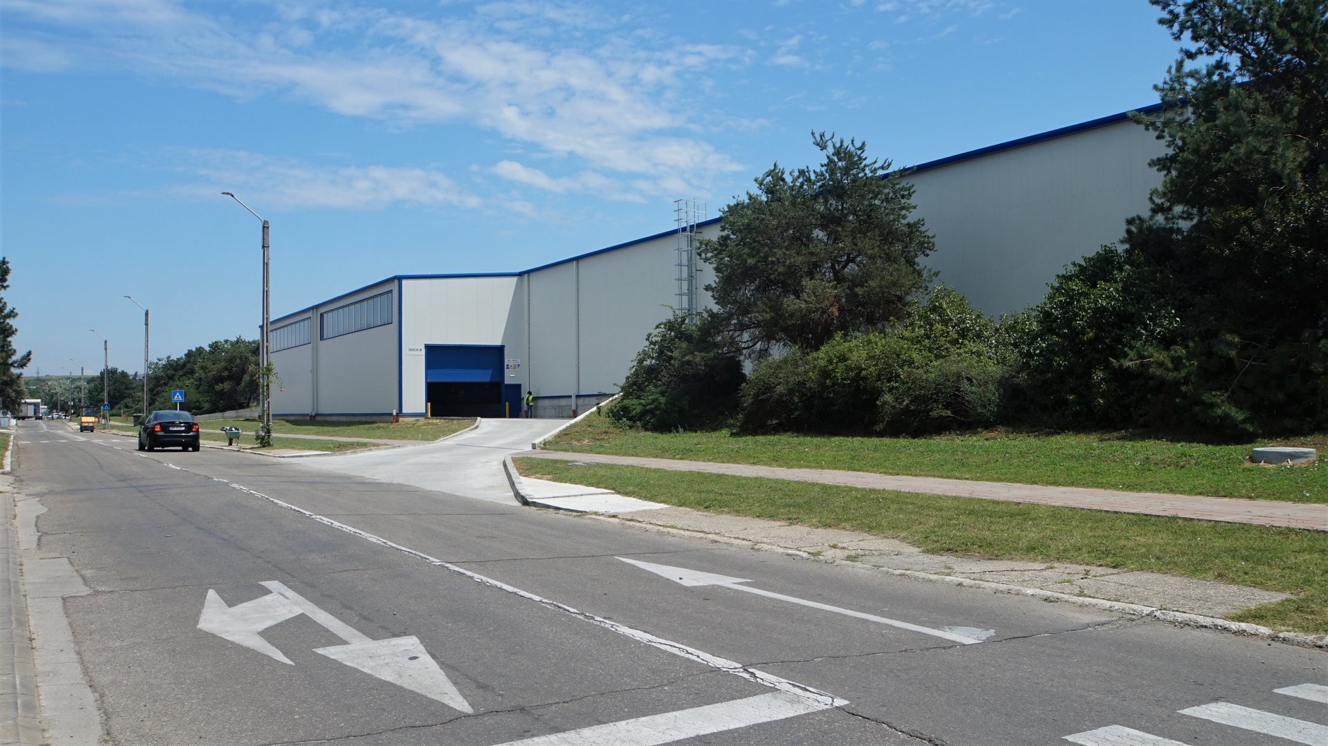Vedere exterioară hală depozitare caroserii Ford Craiova cu dock de descărcare, proiect PPAE