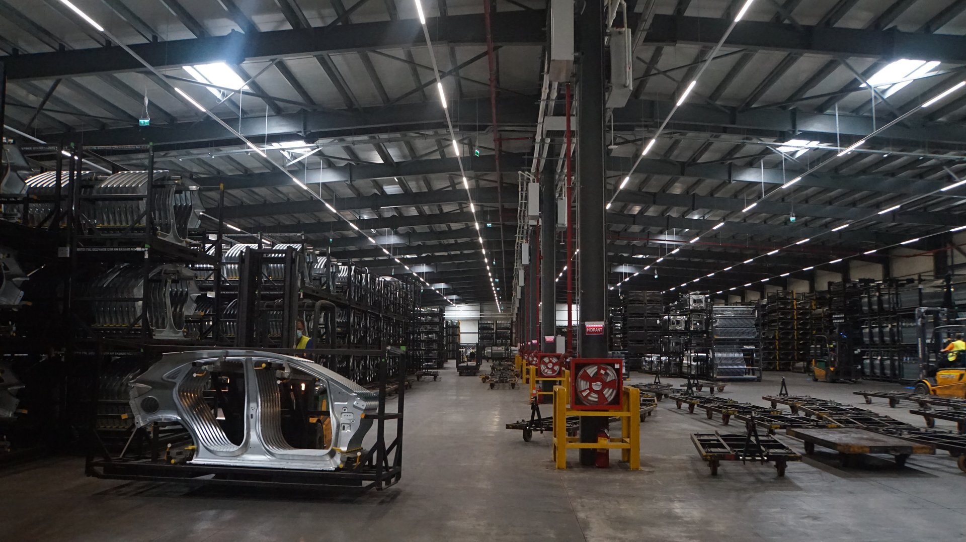 Interior hală depozitare caroserii Ford Craiova cu structură metalică și rafturi pentru subansambluri auto, proiect PPAE