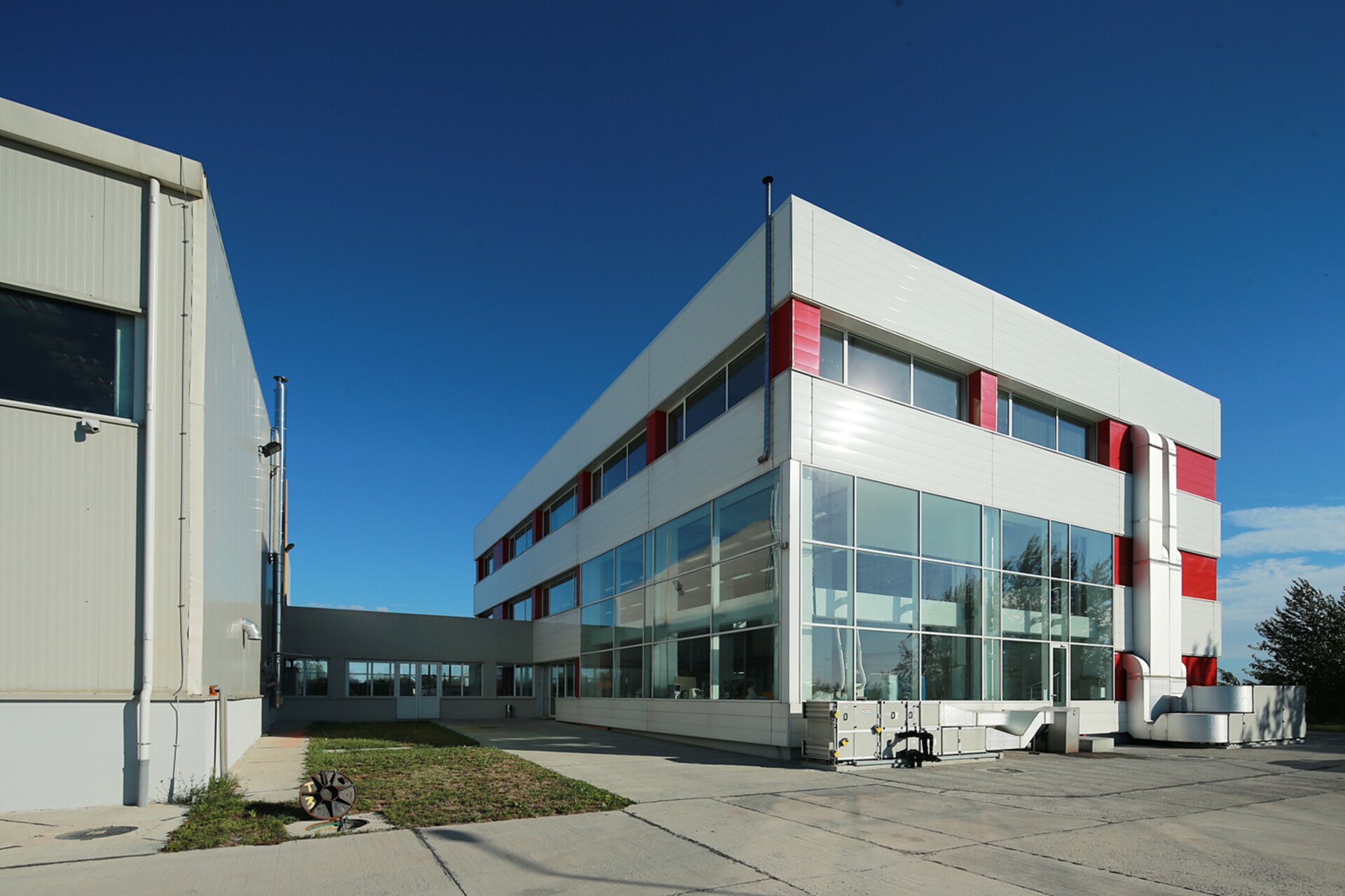 Side view of the Romcolor Copaceni complex with the office volume and production hall connected, PPAE project