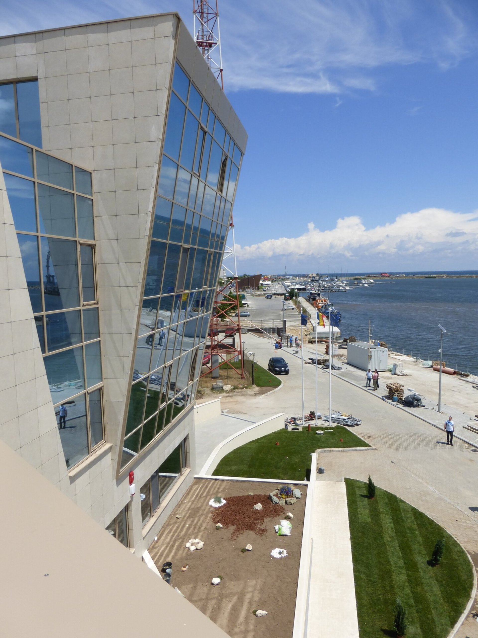 Fațada de acces a sediul Grup Nave al Poliției de Frontieră Mangalia cu metaforă navală, proiect PPAE