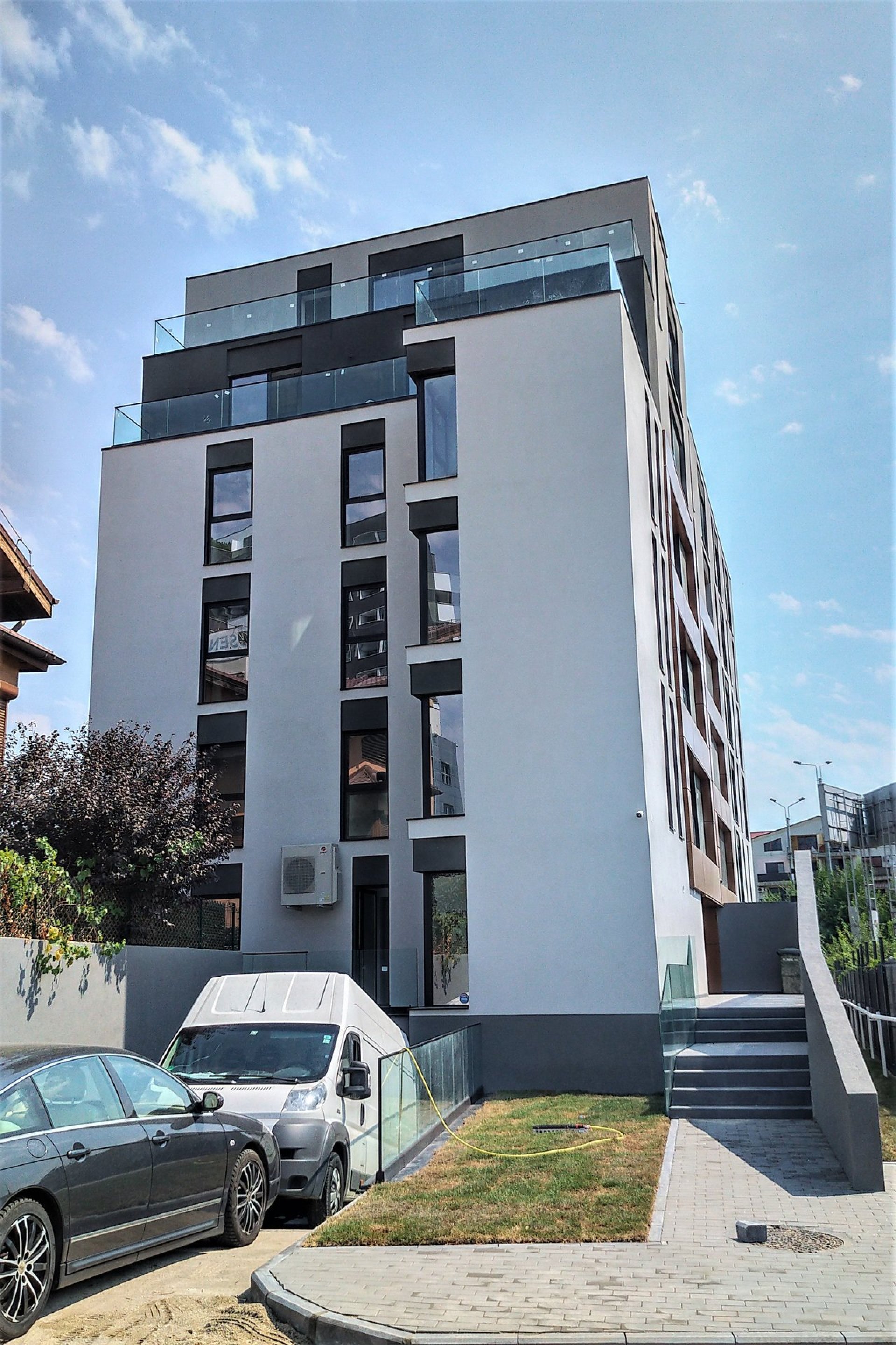 The facade of the B+G+4F residential building on Bilciurești St., the Nordului area, a PPAE project
