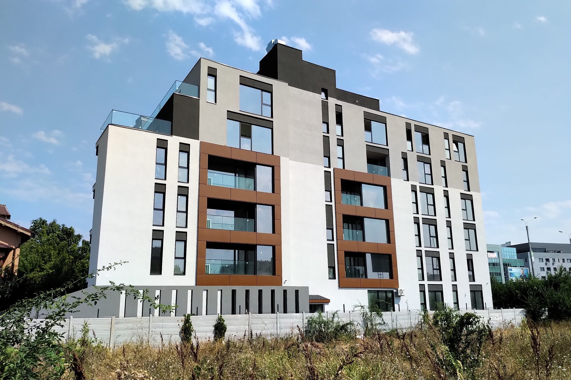 Overall view of the apartment building on a narrow plot in District 1, Bilciurești, a PPAE project