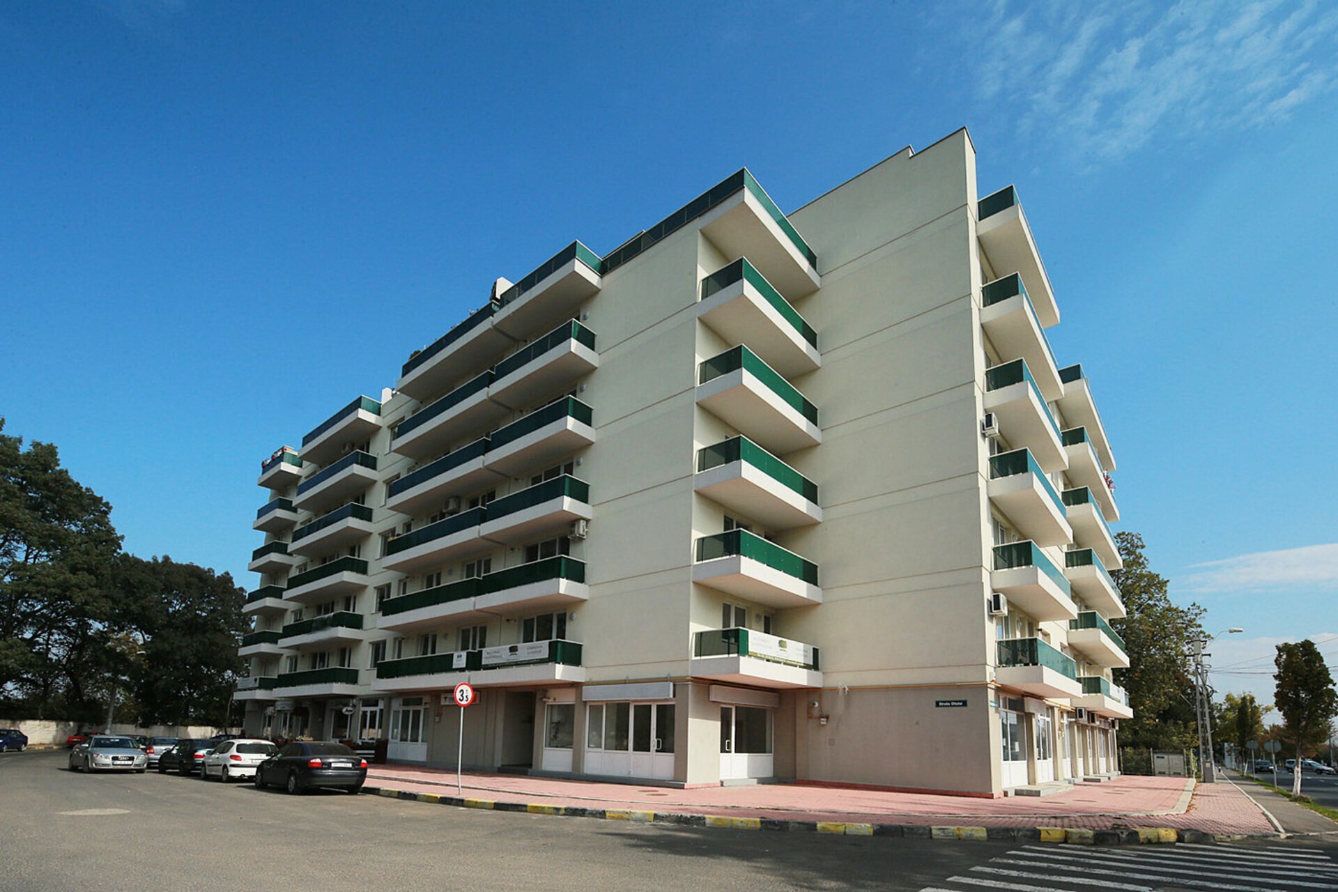 The G&B Imobiliare ABC apartment building in Buftea, next to the Știrbey Domain, a cream-white finish with balconies, a PPAE project