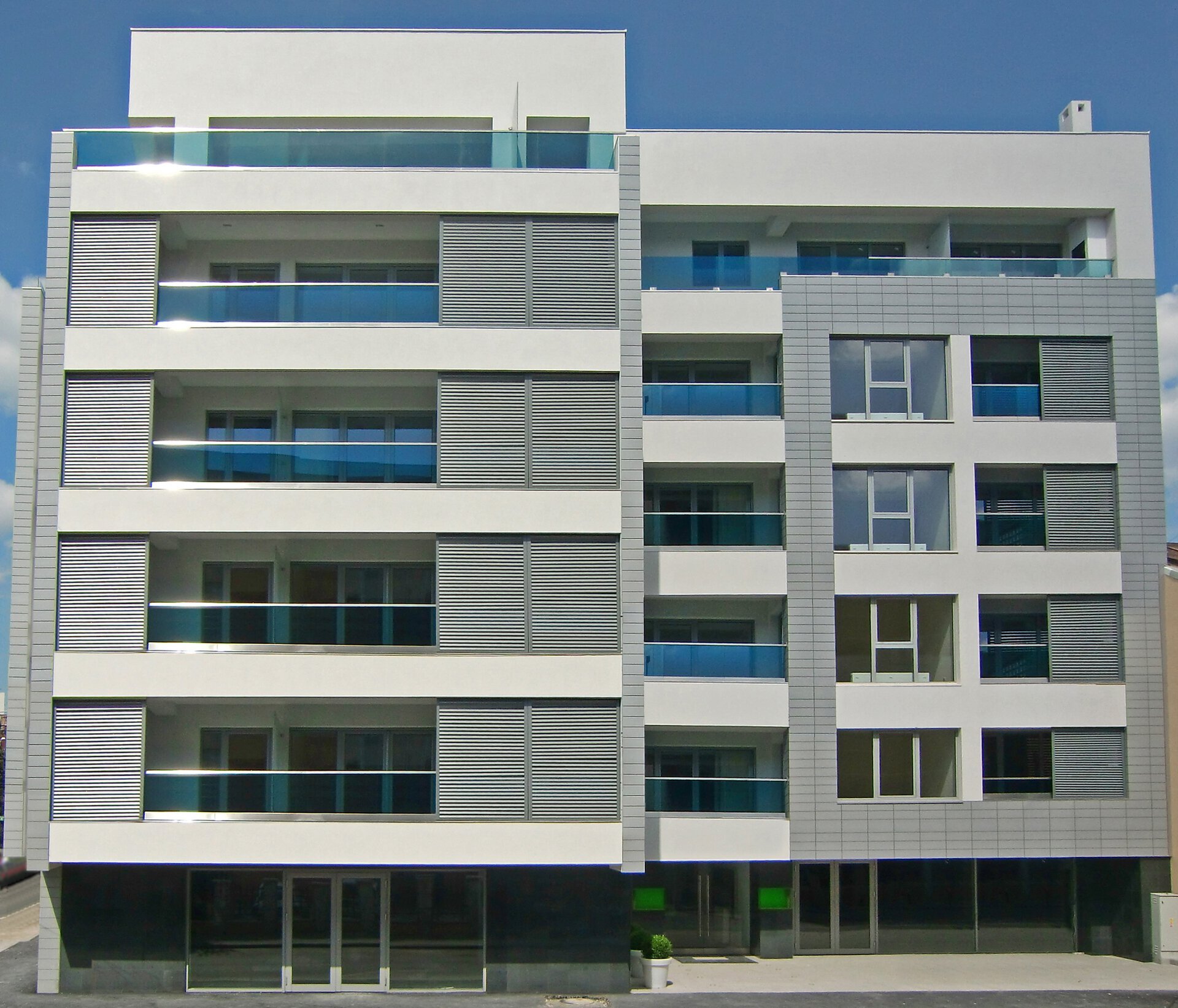 The facade of the 2B+G+5F residential building on Moxa St., in central Bucharest, a PPAE project