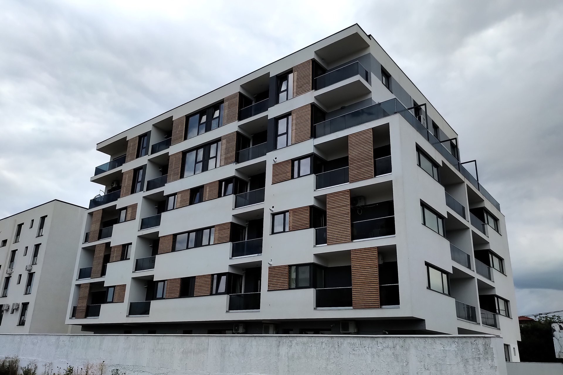 The facade of the residential building on Pipera Blvd., with the set-back level added through the upward extension, a PPAE project