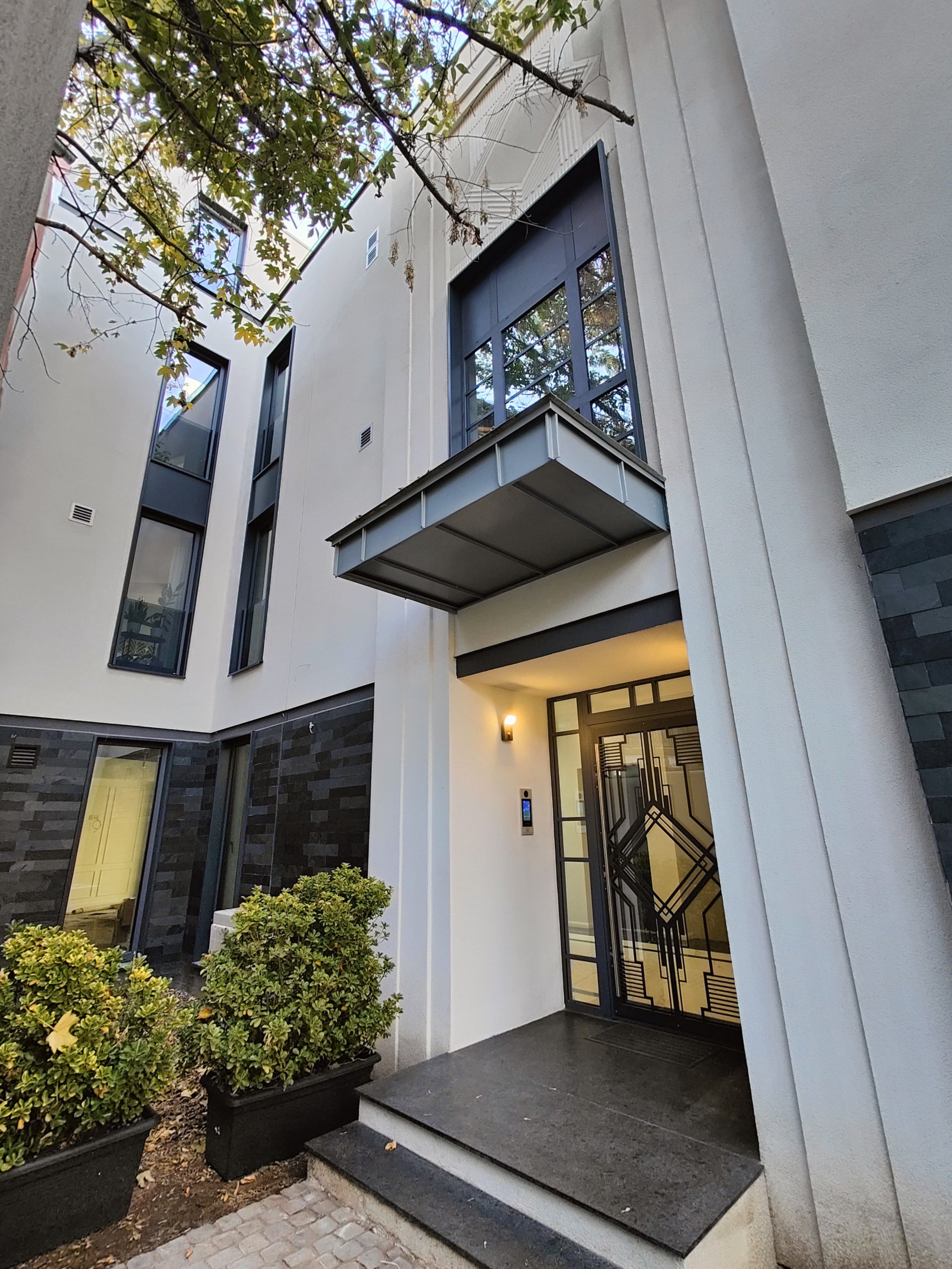 Fațada Art Deco contemporană integrată în contextul interbelic al străzii Toamnei, proiect PPAE