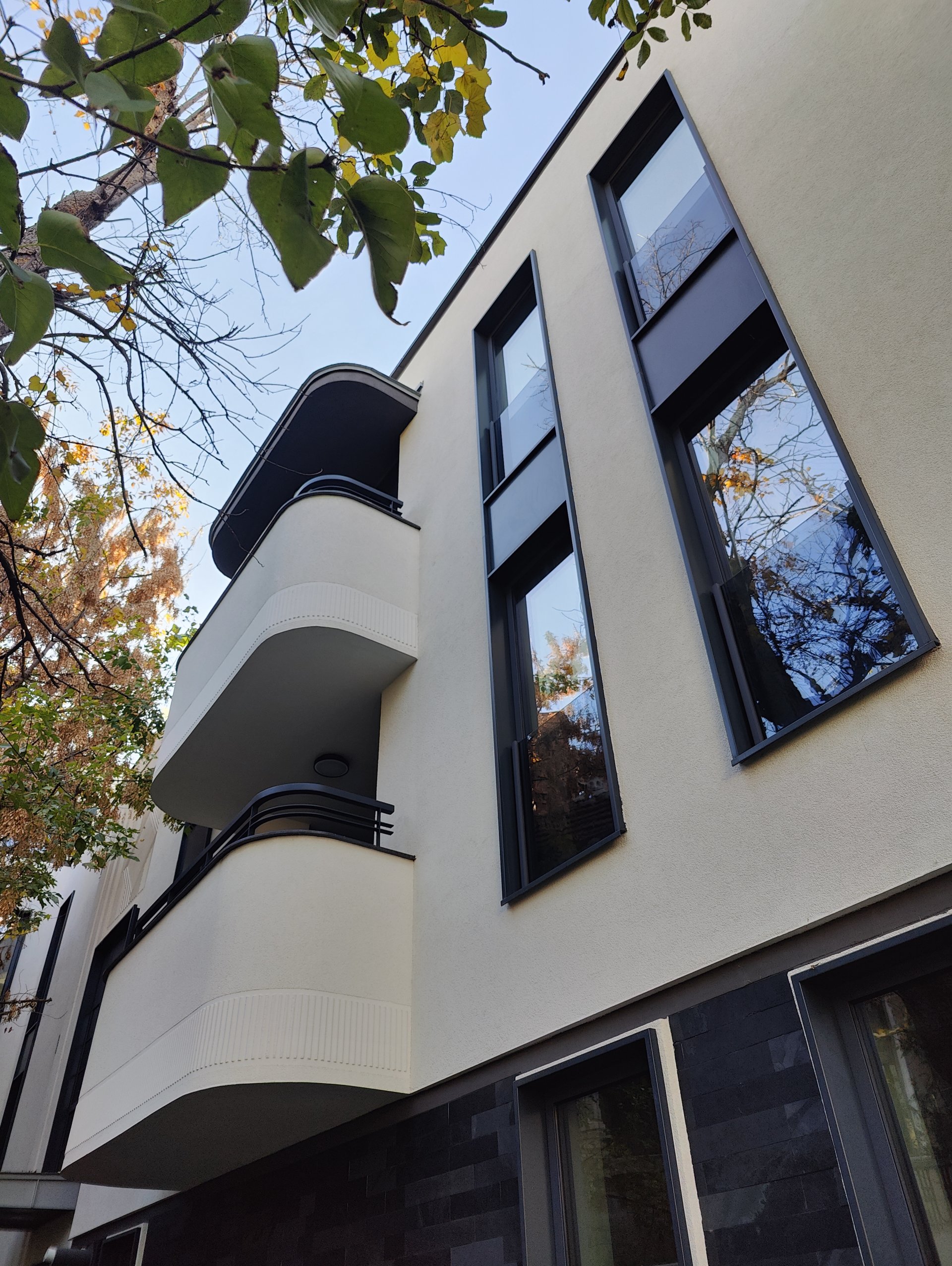 Detaliu de fațadă cu elemente Art Deco reinterpretate, Toamnei 48, București, proiect PPAE