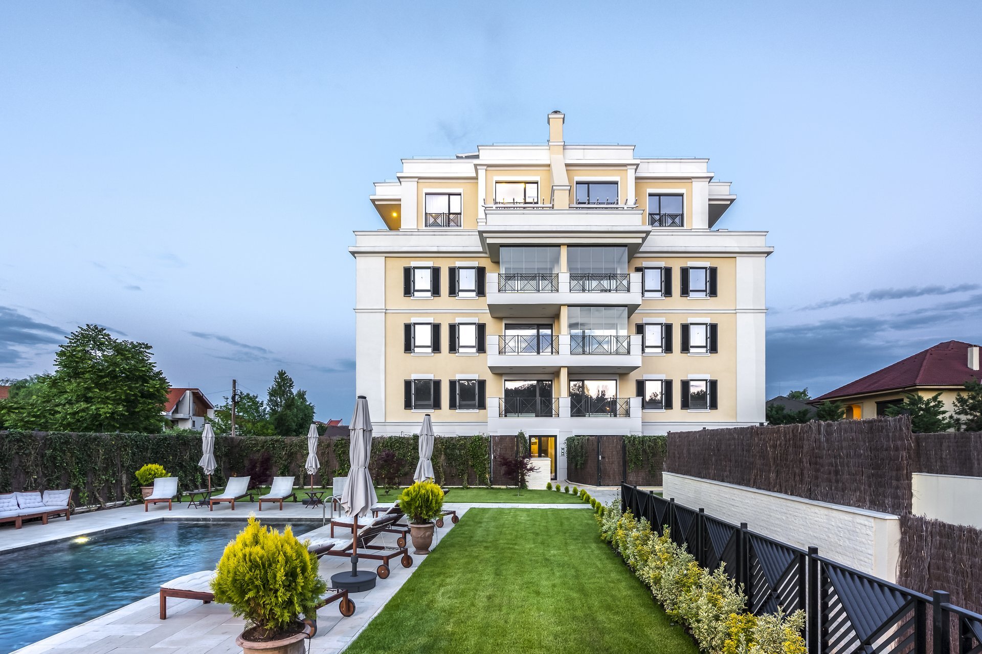 Piscină și spații comune la nivelul solului, ansamblul Triana Homing, proiect PPAE
